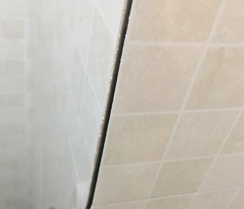 山海关瓷砖空鼓维修公司分享阳台瓷砖脱落的修复过程可以分为以下几个步骤