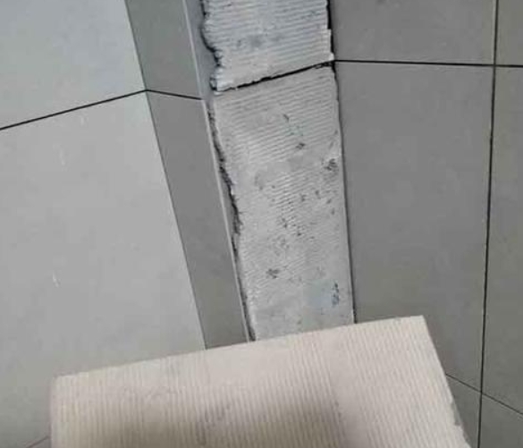 山海关瓷砖空鼓维修公司分享下厨房瓷砖脱落的补救措施。